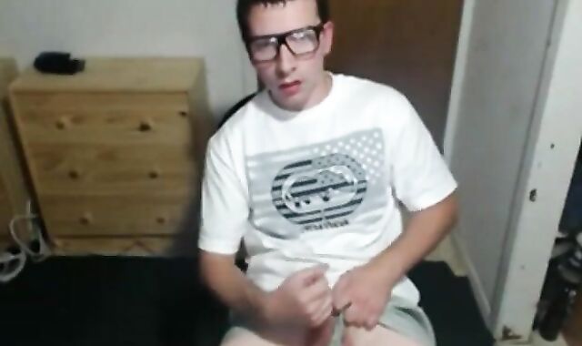 Nerdy Twink Cums on Cam