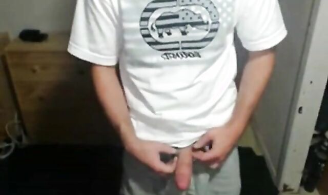 Nerdy Twink Cums on Cam