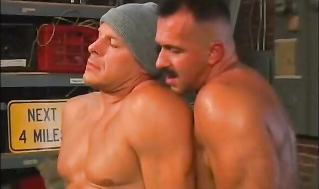 Oil Daddies acquire Dollar jiggly devouring ten-Pounder.