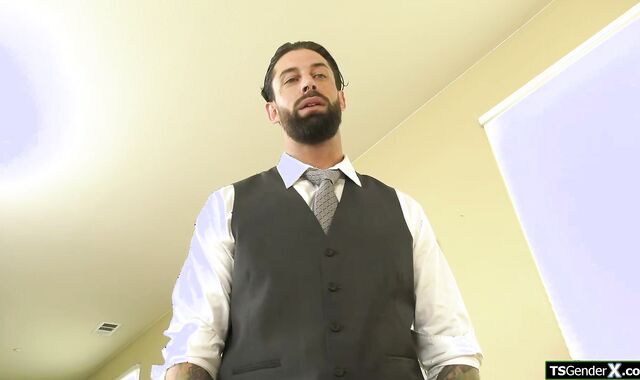 Teen shemale Itzel Saenz wants to fuck