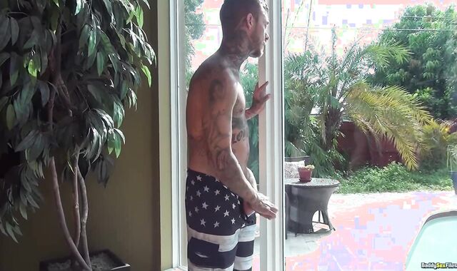 DaddySexFiles.com voyeur-spycam Phat Brian Michaels and Brian salivating