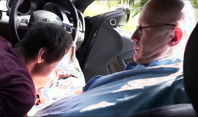 Hitchhicker gargles And screws Dad On The Roadside