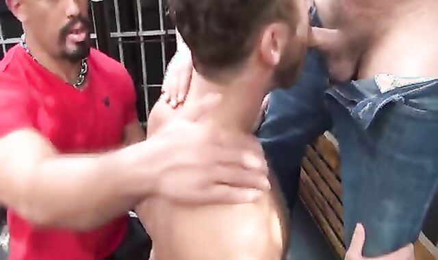 LOGAN MOORE gang-fuck PARTE 1