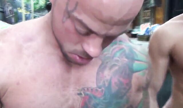 LOGAN MOORE gang-fuck PARTE 1