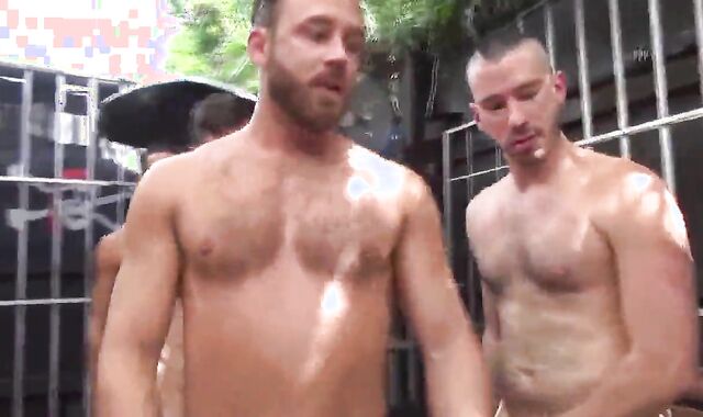 LOGAN MOORE gang-fuck PARTE 1