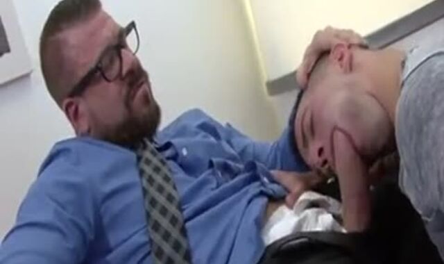 Dad bonks Receptionist
