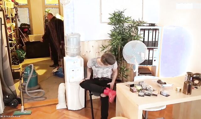 D/ddy Catches S0n With His Hookup T0ys