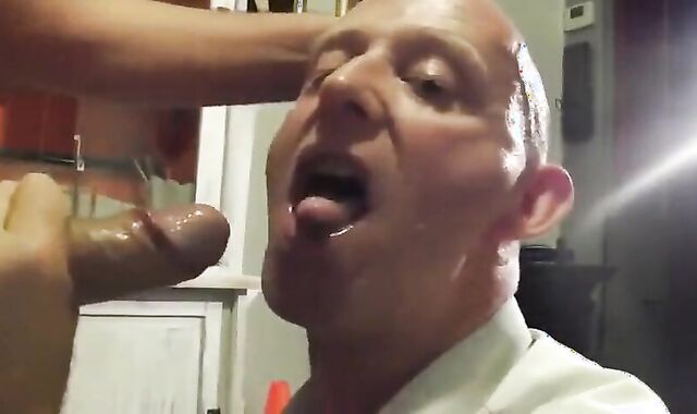 Saugender Nachbar: Amateur-Blowjob von einem Muskelprotz 3