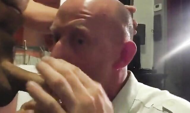 Saugender Nachbar: Amateur-Blowjob von einem Muskelprotz 3