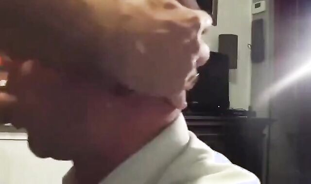 Saugender Nachbar: Amateur-Blowjob von einem Muskelprotz 3