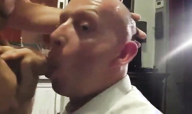 Saugender Nachbar: Amateur-Blowjob von einem Muskelprotz 3