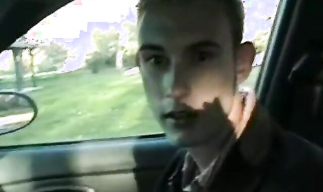 Twink leert den Saft seines Nachbarn im Auto aus