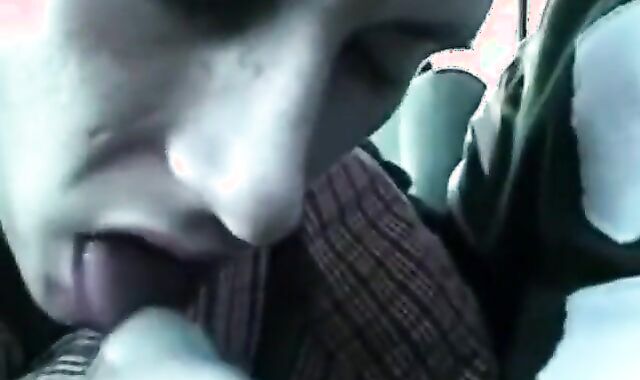 Twink leert den Saft seines Nachbarn im Auto aus