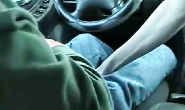 Twink leert den Saft seines Nachbarn im Auto aus