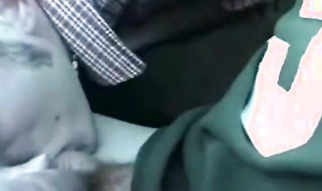 Twink leert den Saft seines Nachbarn im Auto aus