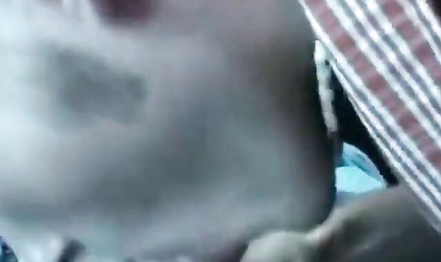 Twink leert den Saft seines Nachbarn im Auto aus