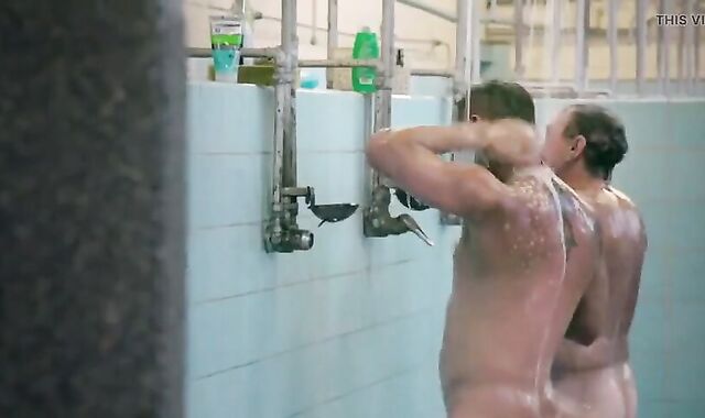 Trabalhadores gays tomando banho juntos