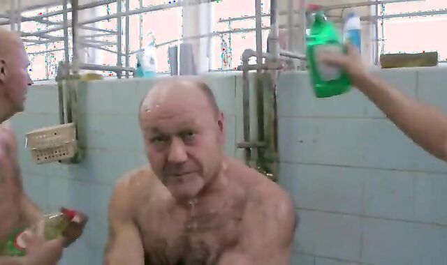 Trabalhadores gays tomando banho juntos