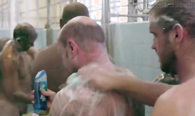 Trabalhadores gays tomando banho juntos