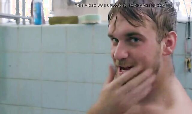 Trabalhadores gays tomando banho juntos