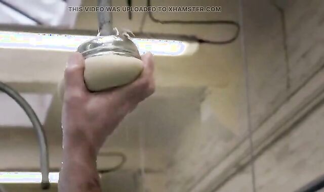 Trabalhadores gays tomando banho juntos