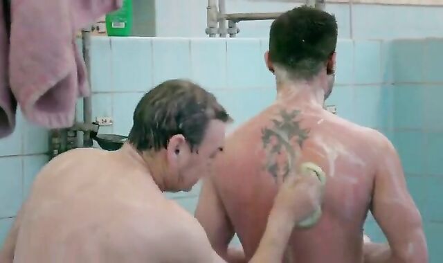 Trabalhadores gays tomando banho juntos