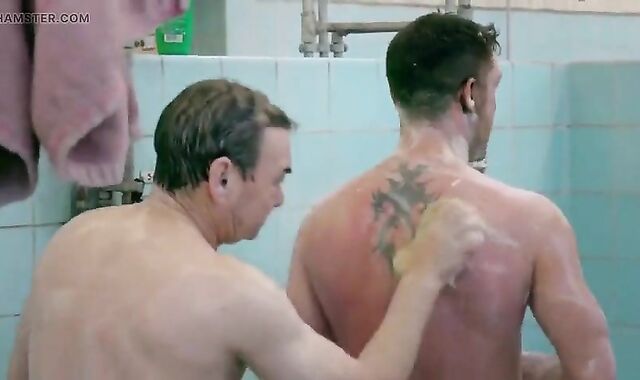 Trabalhadores gays tomando banho juntos