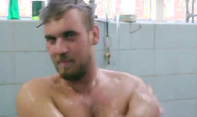 Trabalhadores gays tomando banho juntos