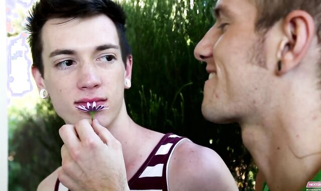 Next Door Lad:spycam Barebacking Around the Garden