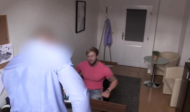 Messy Scout:spycam Cash Chat with a Otter