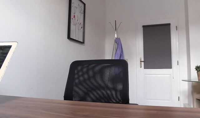 Messy Scout:spycam Cash Chat with a Otter