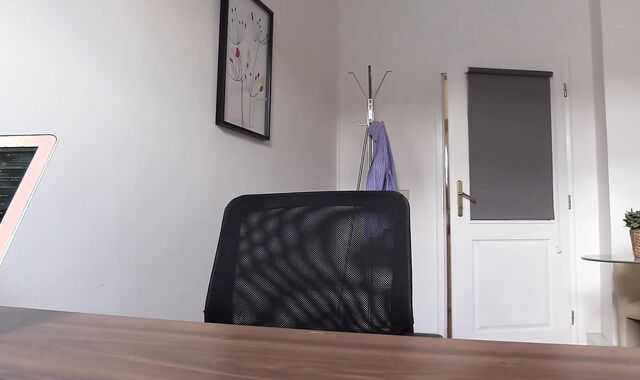 Messy Scout:spycam Cash Chat with a Otter