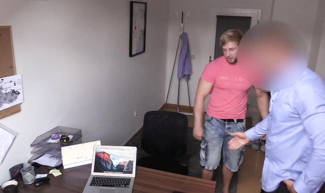 Messy Scout:spycam Cash Chat with a Otter