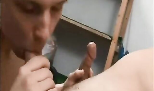 Deux Trous Acceuillants Pour Une Sting Juteuse