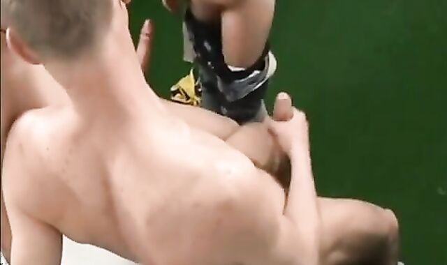 Deux Trous Acceuillants Pour Une Sting Juteuse