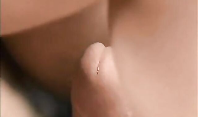 Deux Trous Acceuillants Pour Une Sting Juteuse