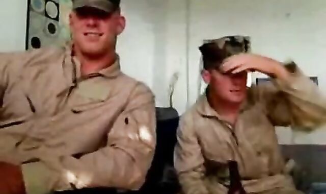 MILITARES FAZENDO PUTARIA NA web cam spycam-voyeur AMADOR