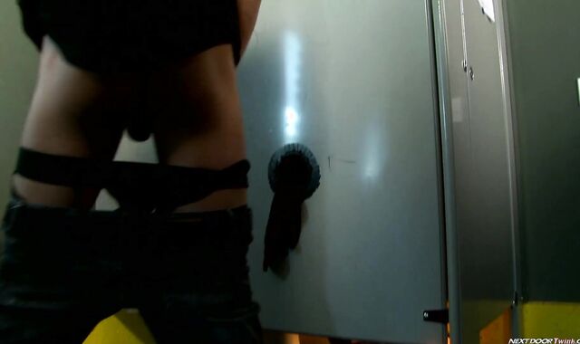 Next Door Twunk:voyeur Andras Dives into Sergio's Lunchtime Joy