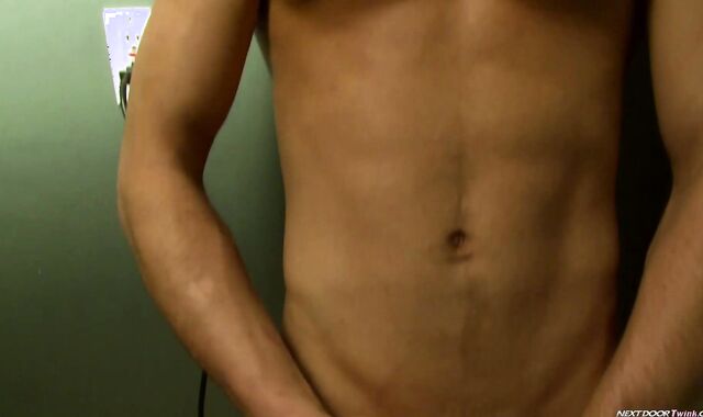 Next Door Twunk:voyeur Andras Dives into Sergio's Lunchtime Joy