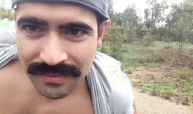 Ruspante E Muscoloso Hunky Portoghese make a decision Di Dare Il Suo Spettacolo Nel Bel Mezzo Di Una Stradina Di Campagna