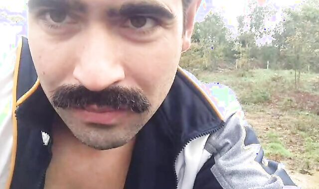 Ruspante E Muscoloso Hunky Portoghese make a decision Di Dare Il Suo Spettacolo Nel Bel Mezzo Di Una Stradina Di Campagna