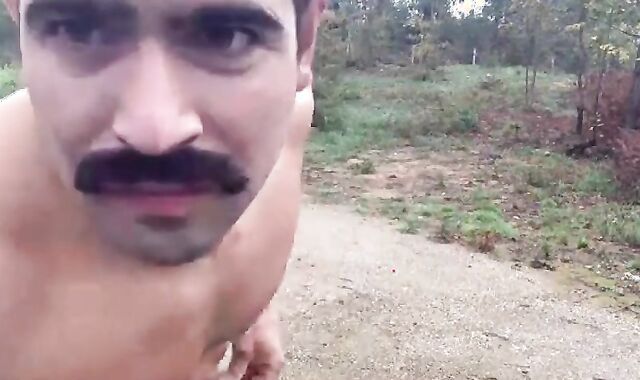 Ruspante E Muscoloso Hunky Portoghese make a decision Di Dare Il Suo Spettacolo Nel Bel Mezzo Di Una Stradina Di Campagna