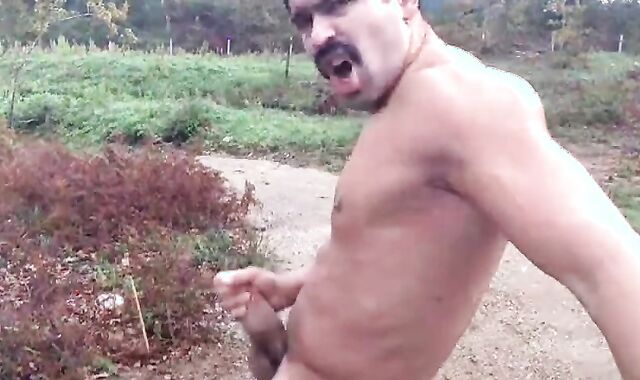 Ruspante E Muscoloso Hunky Portoghese make a decision Di Dare Il Suo Spettacolo Nel Bel Mezzo Di Una Stradina Di Campagna