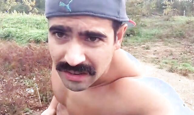 Ruspante E Muscoloso Hunky Portoghese make a decision Di Dare Il Suo Spettacolo Nel Bel Mezzo Di Una Stradina Di Campagna