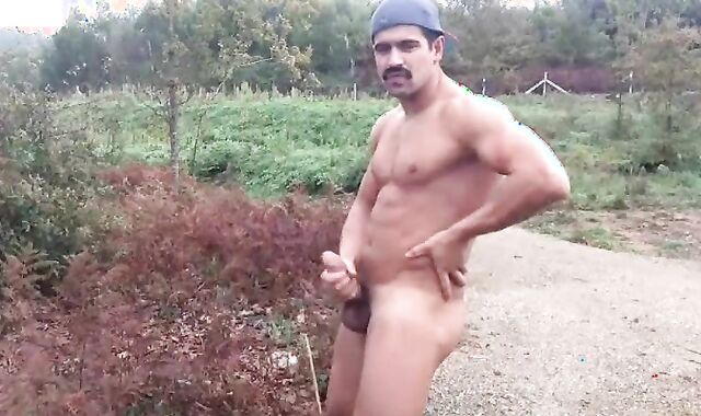 Ruspante E Muscoloso Hunky Portoghese make a decision Di Dare Il Suo Spettacolo Nel Bel Mezzo Di Una Stradina Di Campagna