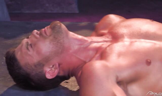 FalconStudios.com spycam-voyeur Phat jock heads in for guzzle