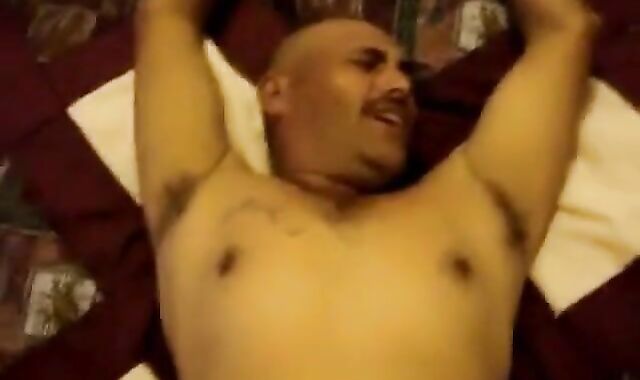 Oso rudo llora como un bebé cuando le dan una buena cogida por el culo.