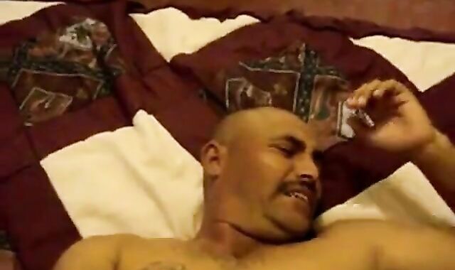 Oso rudo llora como un bebé cuando le dan una buena cogida por el culo.