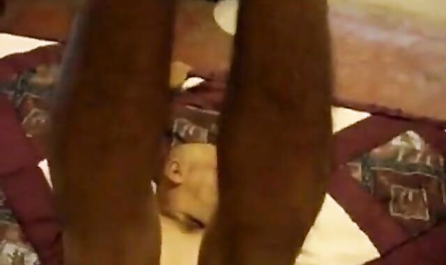 Oso rudo llora como un bebé cuando le dan una buena cogida por el culo.