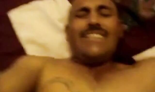 Oso rudo llora como un bebé cuando le dan una buena cogida por el culo.